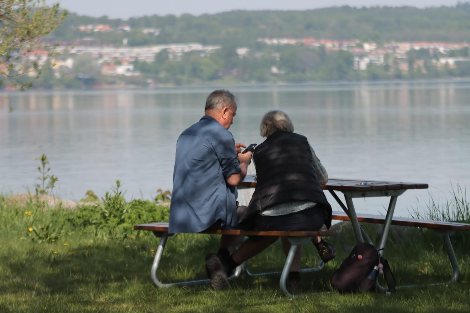 How Online Pharmacies Help Rural Health Care & Communities 1 A couple sitting outdoors ordering medications online